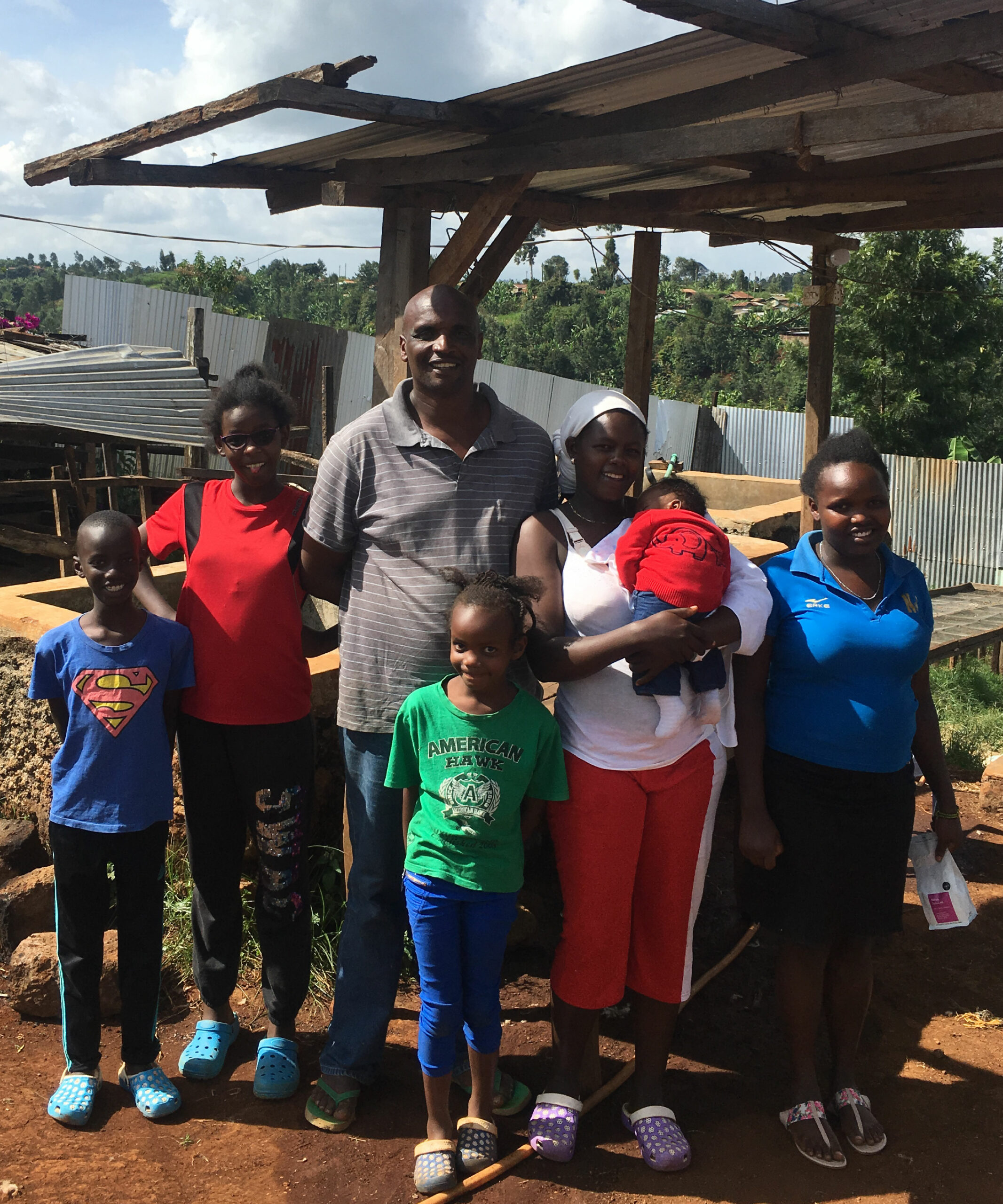 Productor de café verde Mannasses Kibochi y su familia