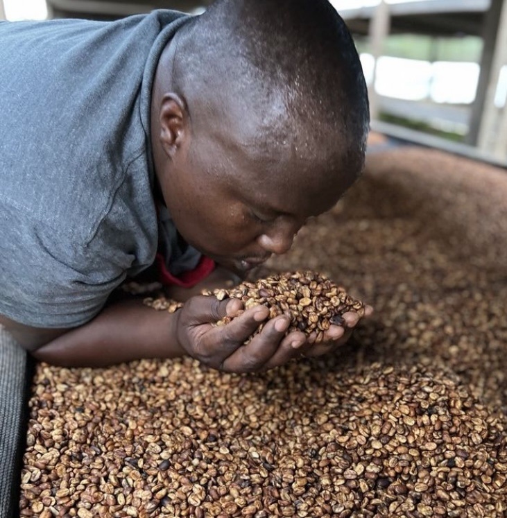 Emmanuel Rutsatira, apasionado productor de café en Ruanda