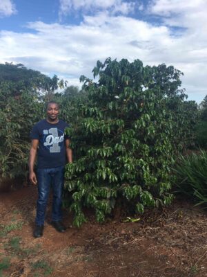 El productor Edwin Nyaega en su finca de café verde en Kenia