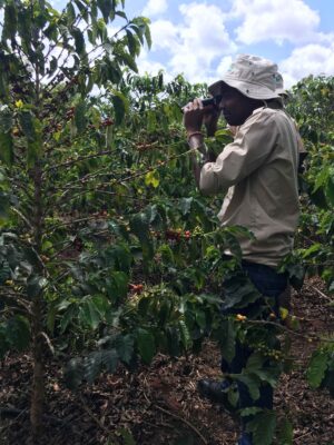 El productor George Muia en su finca de café verde en Kenia