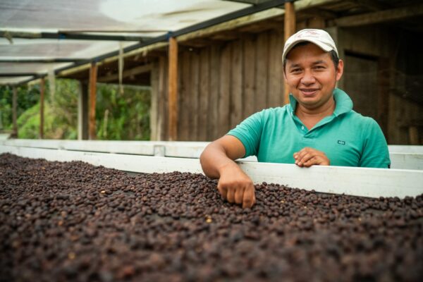 El productor de café Jose Heider Contreras en Huila, Colombia