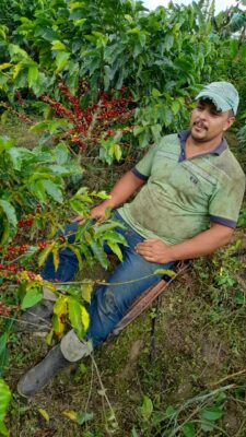 El productor de café de Colombia Edwin Narzaez