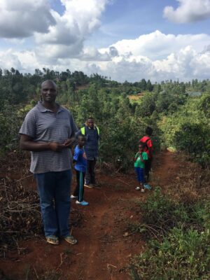 Mannasse Kibochi en su finca Spikes en Kiambu, Kenia
