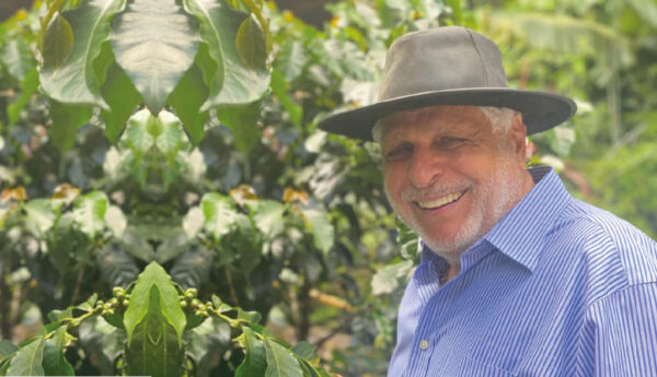 Productor de cafe Aldo Annese en su finca de café Aurora en Guatemala