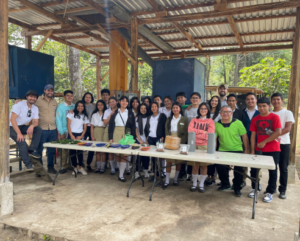 Programa educativo para los niños de la escuela local de Ataco ,El Salvador