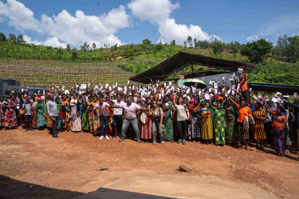 Participants aux discussions sur la prévention du cancer du sein au Rwanda, y compris des femmes cultivatrices de café et des travailleurs locaux.