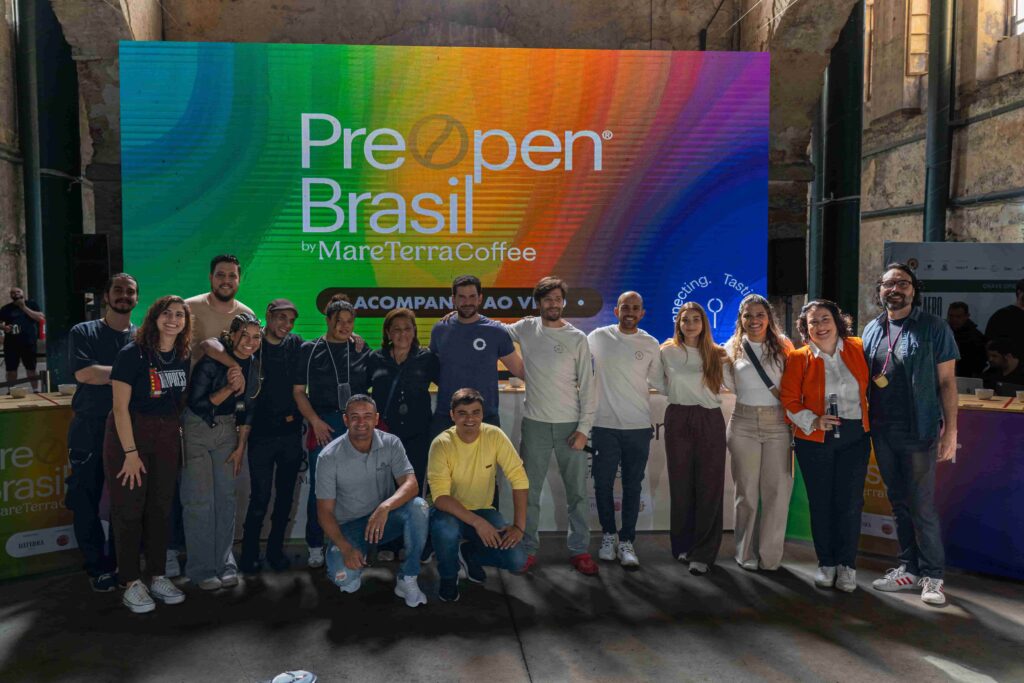Grupo de catadores participantes del Pre Open de Cata – Brasil 2025 durante el Santos Festival de Café